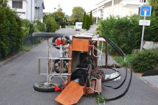 Un char tiré par des chevaux s'est renversé et deux personnes ont été blessées dimanche soir à Lupsingen (BL).